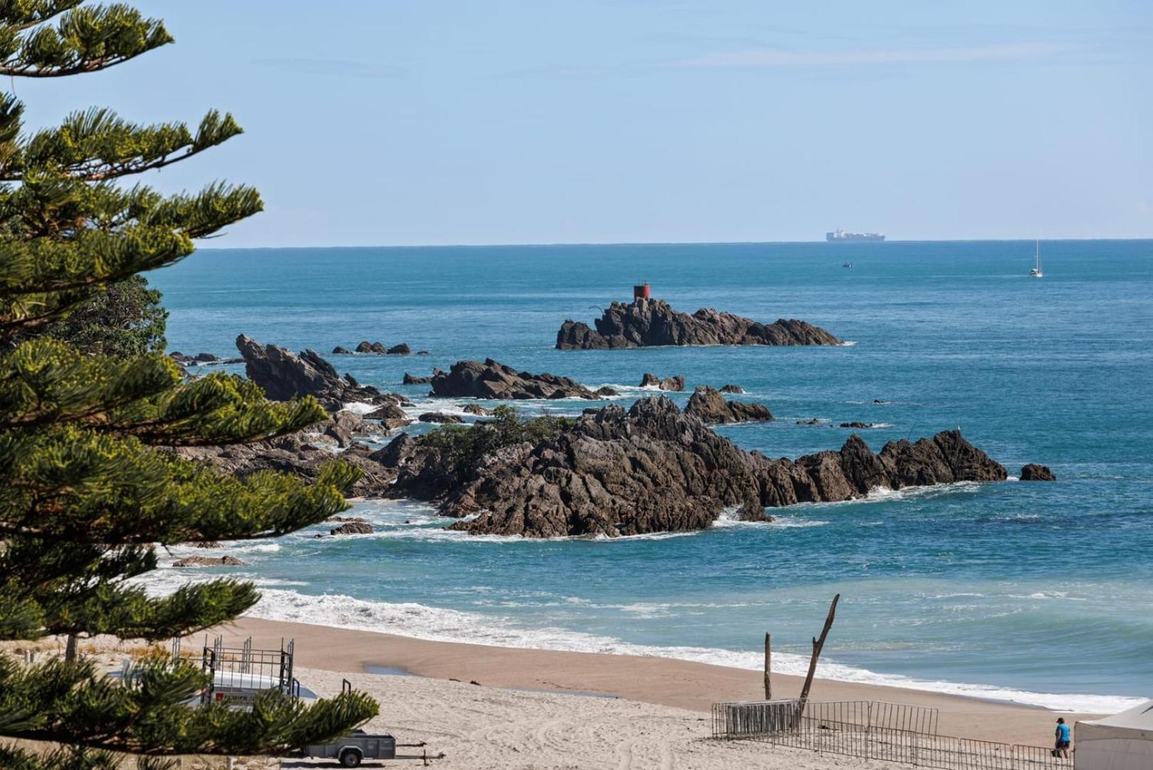 Oceanside Bliss - Absolute Beachfront - Uninterrupted Ocean Views With Pool Mount Maunganui Esterno foto